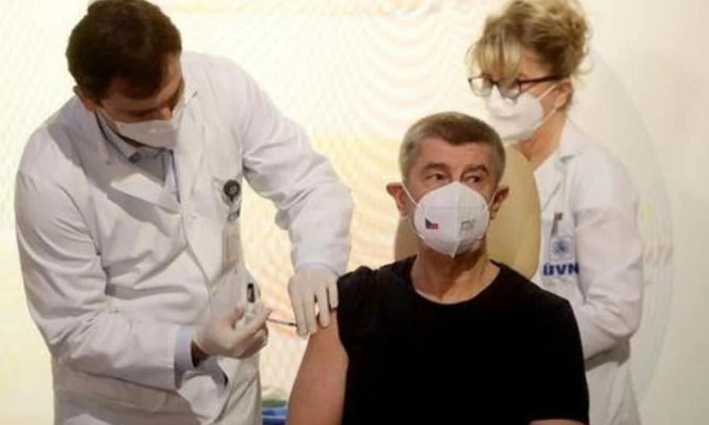 Κορονοϊός: Την αρχή έκανε ο Τσέχος πρωθυπουργός στους εμβολιασμούς στη χώρα του